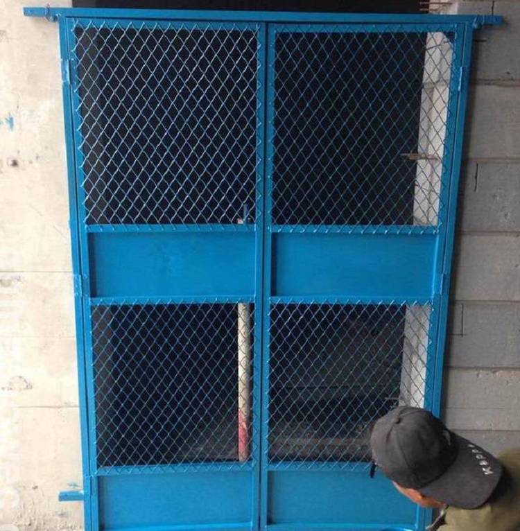 建筑工地臨時門設置 以鴻宇篩網工地為例解析外架施工門與臨時電梯門的重要性